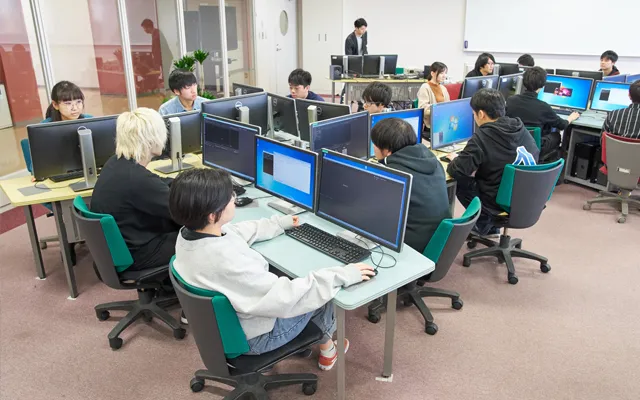 ディスプレイを適宜複数使用できる環境で授業を受ける生徒達