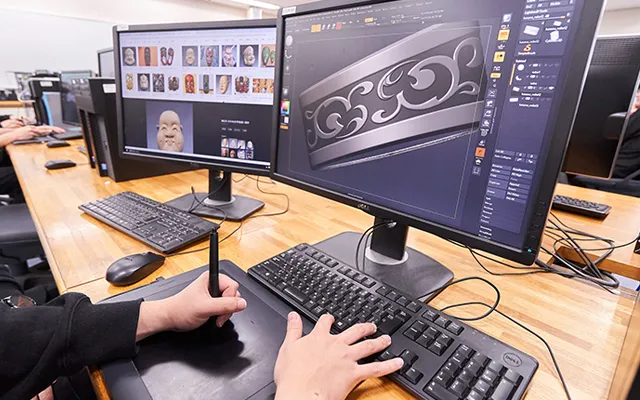 入力デバイスを使用して模様が描かれた帯状のモデルを制作している様子