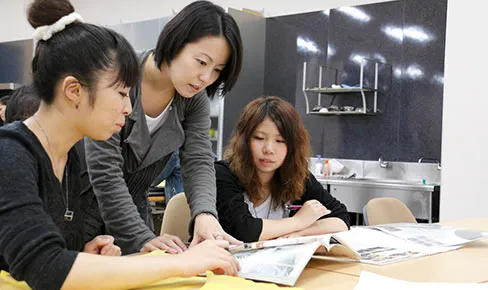 真剣な表情で関連書籍を読解している様子