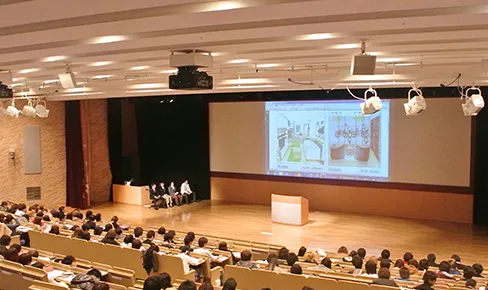 企業課題のイベントが大ホールで行われている画像