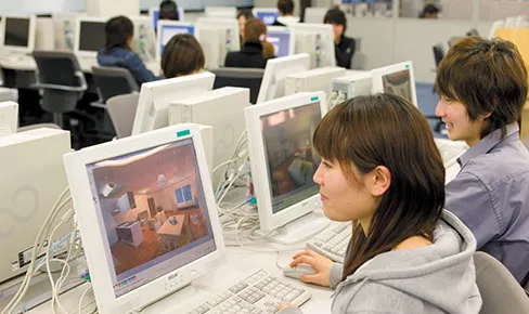 PCに向かい完成イメージ図を制作している様子