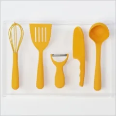 アトリエで木工の製作実習を行う生徒の様子