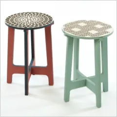 アトリエで木工の製作実習を行う生徒の様子