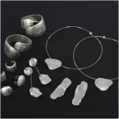 アトリエで木工の製作実習を行う生徒の様子