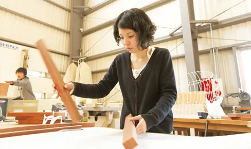 アトリエで木工の製作実習を行う生徒の様子