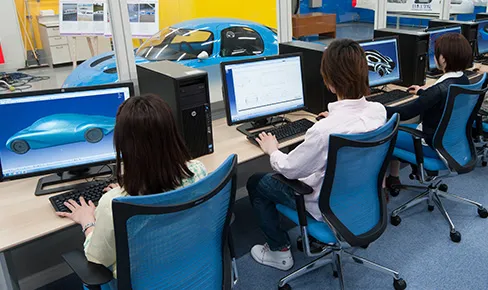 ガラス越しに実物を見ながらCADソフトで設計を行っている様子