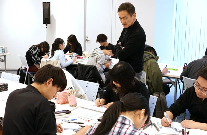 永島譲二氏による紙とペンでデザインを行う特別授業の様子