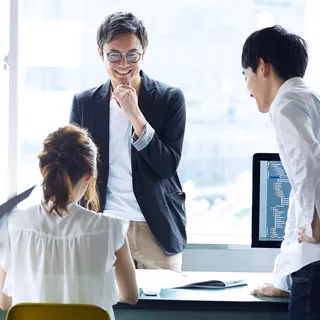 コミュニケーションをとっているプロダクションマネージャーのイメージ画像