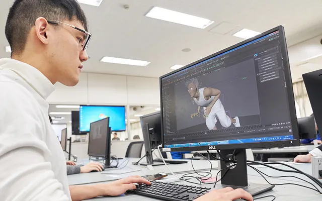 3DCGソフトを使い作品制作を行う生徒