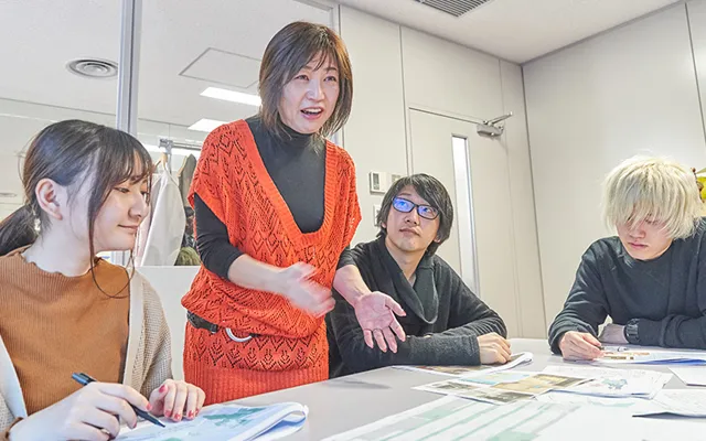 神野がマネジメントについて話し合う生徒達に指導を行う様子