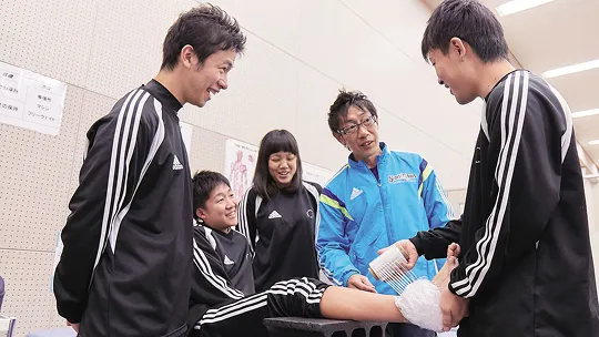 リハビリ後の患部の処置をしている様子