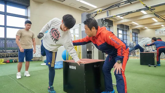 室内トレーニングを補助している様子