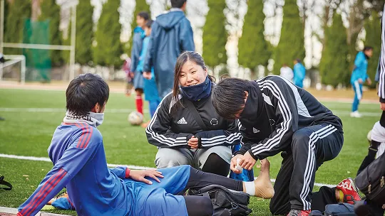 コート脇で救急処置をしている風景