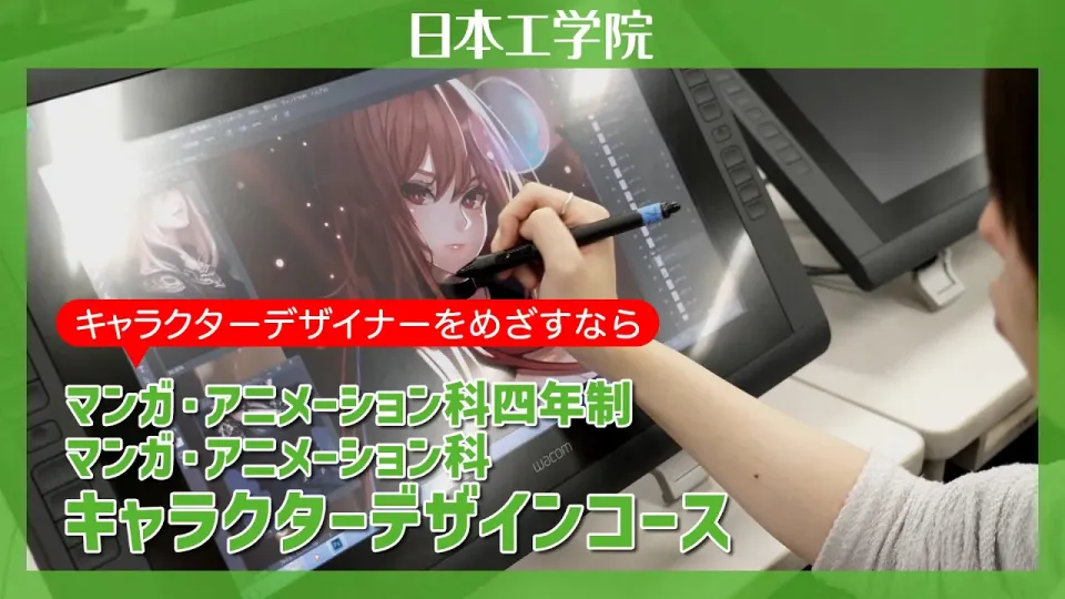 デッサン室で制作に取り組む学生たち