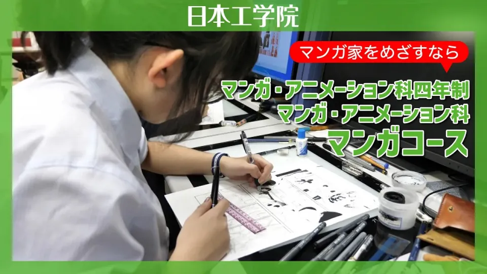 デッサン室で制作に取り組む学生たち