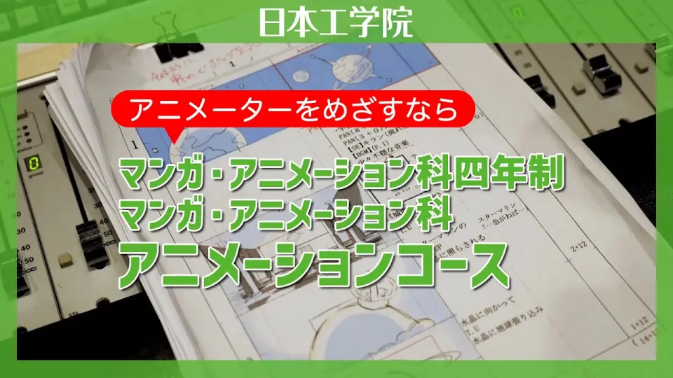 デッサン室で制作に取り組む学生たち