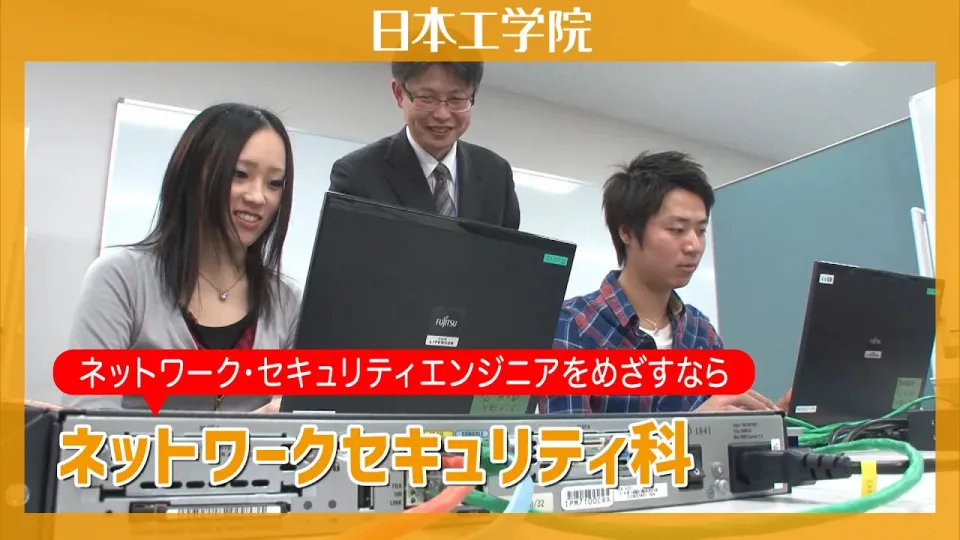 学生グループがスマートフォンやパソコンを使用する様子