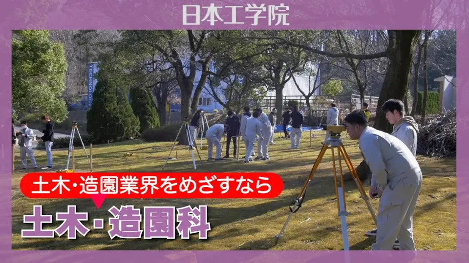 屋外で微笑んだ表情の髙橋 真弓先生