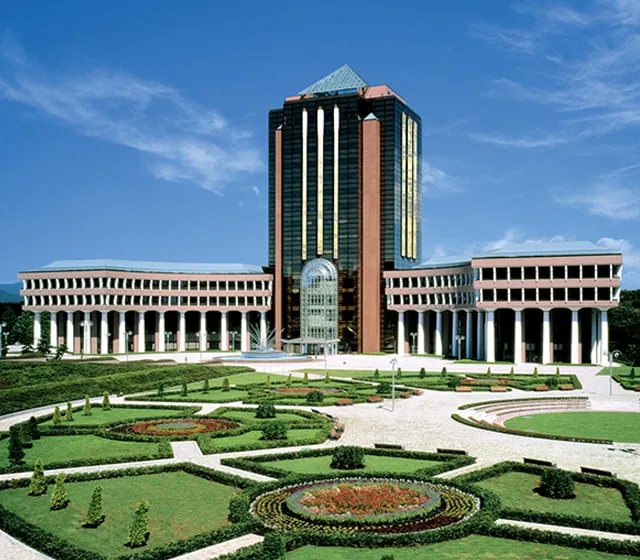 落ち着いた自然環境に溶け込んだ高層棟の校舎