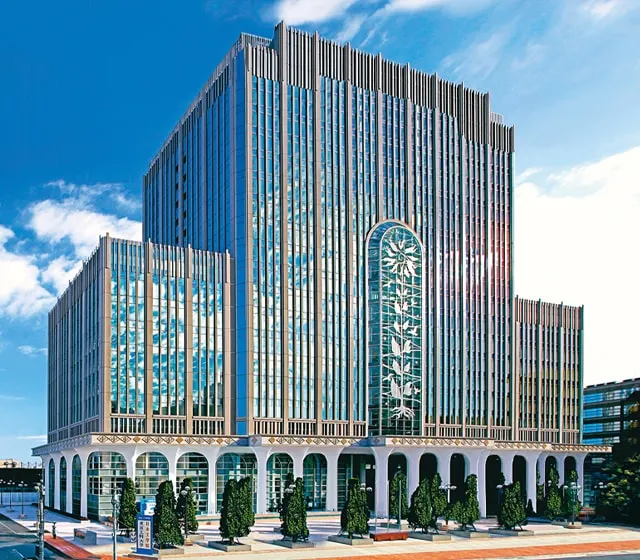 直線的な外壁を持つ全面ガラス張りの校舎