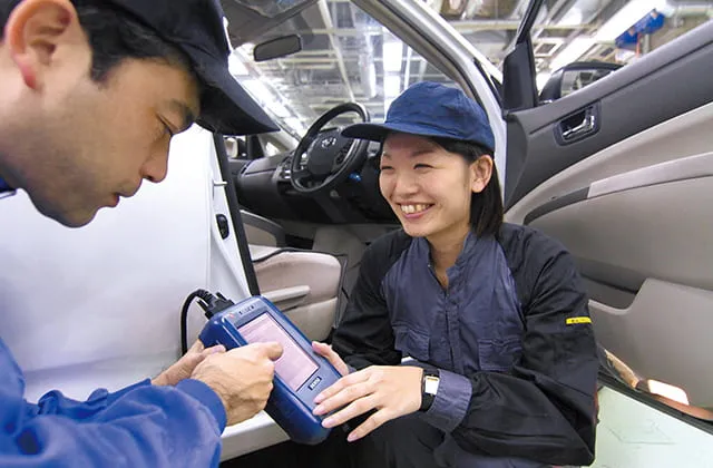 特殊な機器を使用して自動車の検査を行っている様子