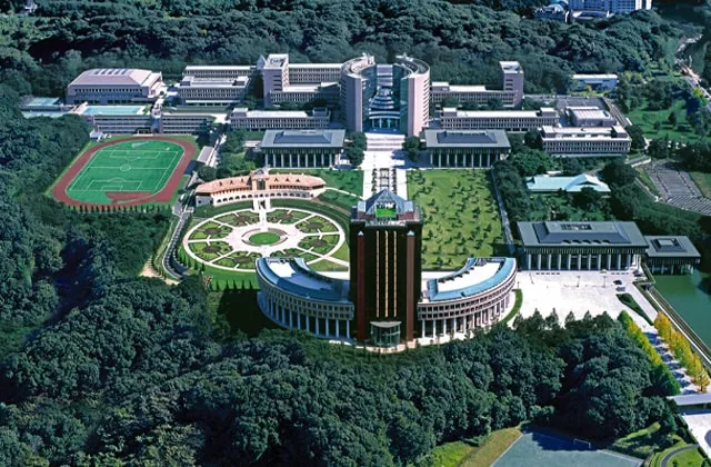 落ち着いた自然環境に溶け込んだ複数の校舎