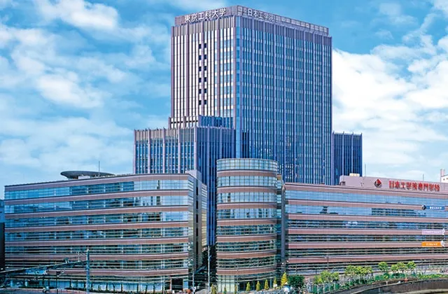 直線的な外壁を持つ全面ガラス張りの校舎