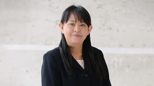 正面を向いて話す女性スタッフ永持 智子さん