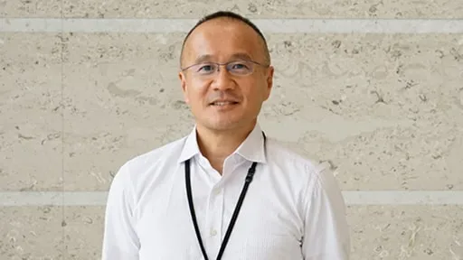 正面を向いて話す男性スタッフ市川 数馬さん