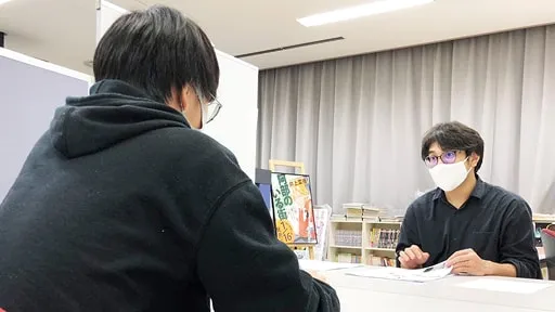 学生が編集担当者から作品の講評を受ける様子