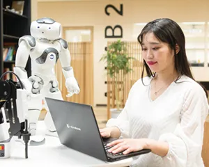 設計書をプログラムに落とし込んでいるイラスト