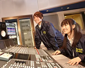 音響機器の前に座っているイラスト