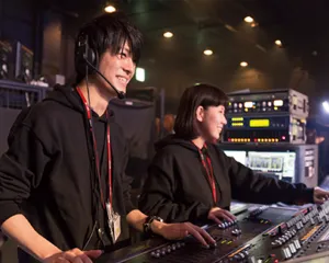 マイクを持ってチューニング中のイラスト