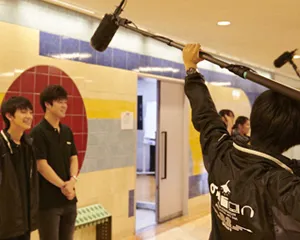 音響機器の前に座っているイラスト