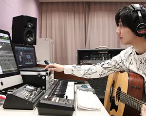 音響機器を駆使して制作中のイラスト