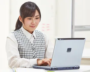 問い合わせ内容をPCで調べて応対しているイラスト