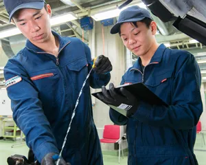 整備内容をタブレットで記録するイメージのイラスト