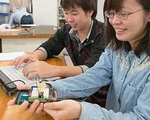 家電とエンジニアのイラスト