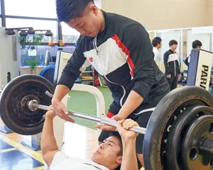 サポーターを巻いた足をタブレットで撮影しチェックしているイラスト