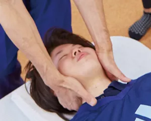 タブレットに表示してリハビリ計画について説明しているイラスト