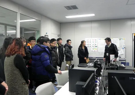 専門機器の説明が行われている様子