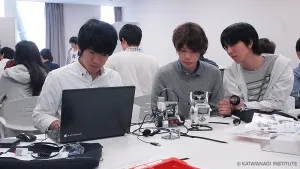 組み上げた機体にプログラムをインストールしている様子