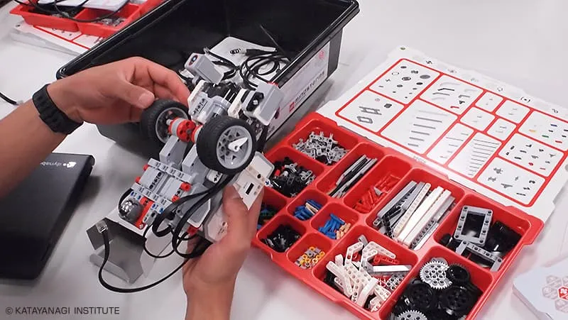 機体を組み立てている手元