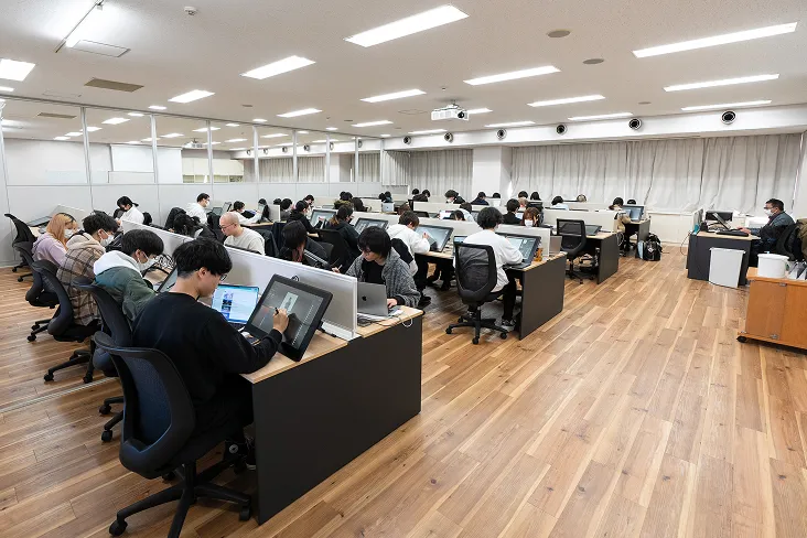 教室でモニターに向かって作画を行う生徒の授業風景