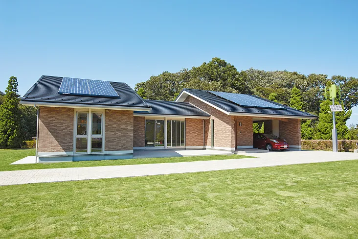 ソーラーパネルを装備したコンパクトで可愛らしい雰囲気の、家屋に見える実習施設