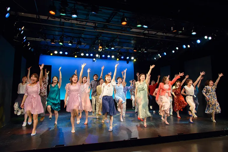 ステージ上でミュージカルの稽古をする様々な衣装を着た生徒達