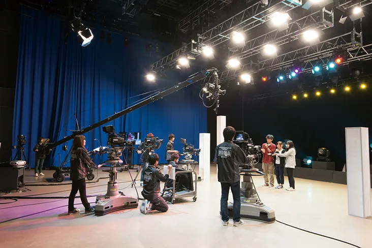 スタッフとして配置に付き、番組収録の授業を行う生徒達