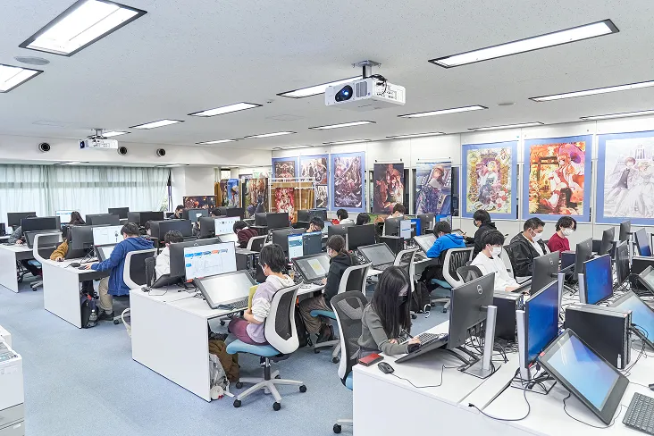 ディスプレイと同じ縮尺で作業できるペンタブレットを完備した室内で制作に励む生徒達