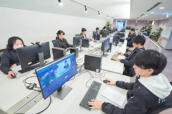 PCに向かい映像にテロップをつけるなどの編集作業を行う生徒達