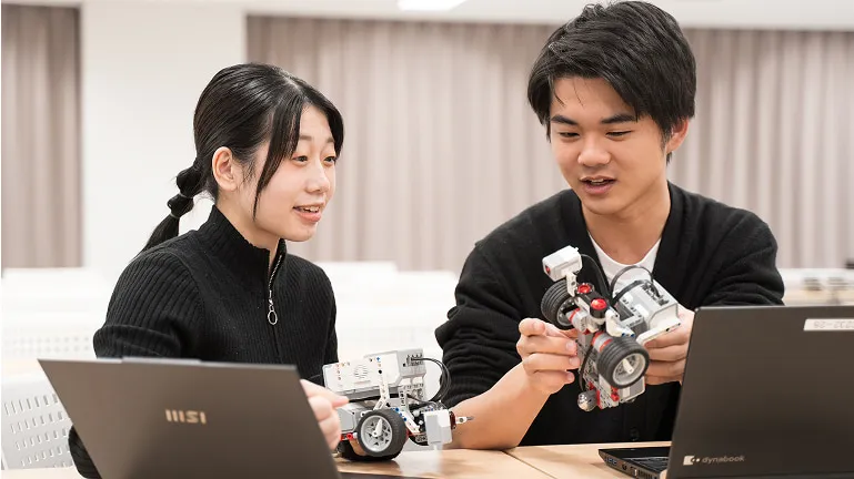 学生たちが話し合っている様子